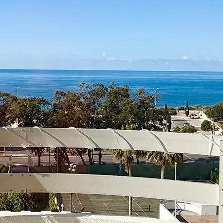 Luxury Coastal Retreat With Ocean Views 아파트